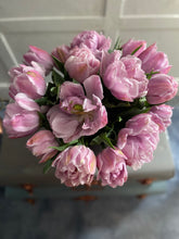 Load image into Gallery viewer, Hat Box of Tulips
