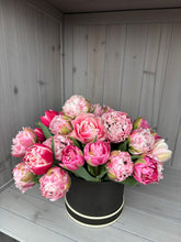 Load image into Gallery viewer, Hat Box of Tulips